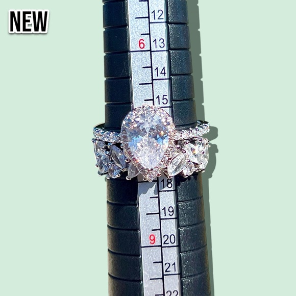 New Dazzling Cubic Zirconia Teardrop CZ Wedding Engagement Ring 2pc set - Picture 13 of 14